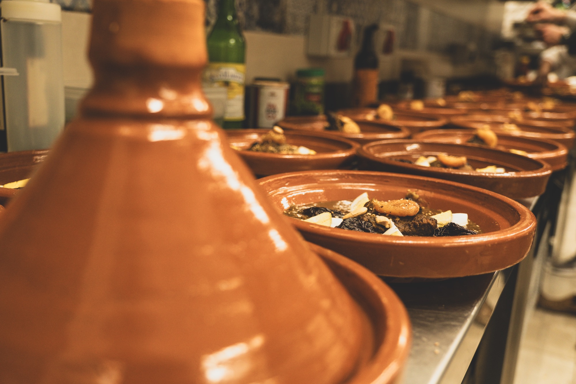 La cucina di Maison Touareg al lavoro